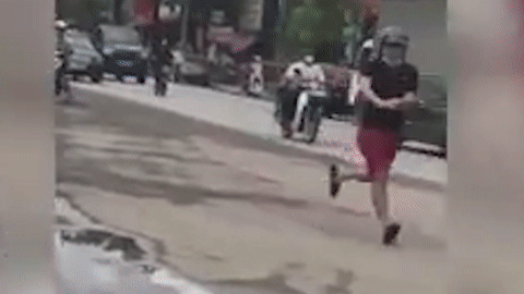 Clip: Cảnh sát nổ súng truy đuổi 2 nhóm thanh niên vác dao, kiếm đánh nhau trước cổng trường Đại học Hải Phong-2