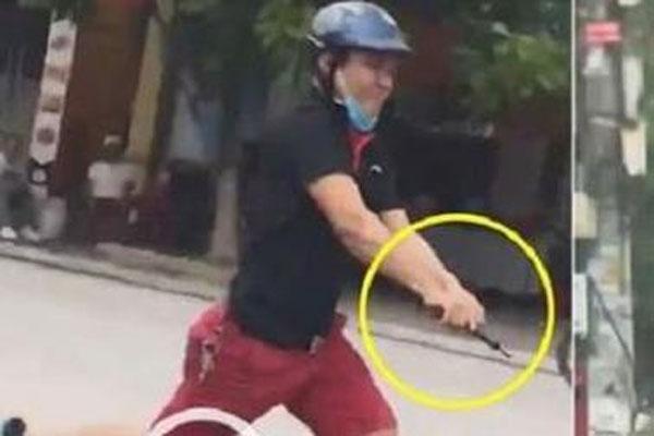 Clip: Cảnh sát nổ súng truy đuổi 2 nhóm thanh niên vác dao, kiếm đánh nhau trước cổng trường Đại học Hải Phong-3