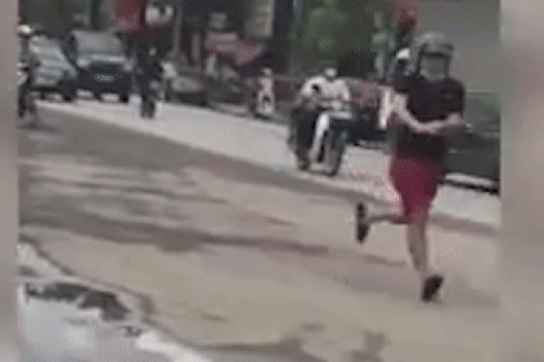 Clip: Cảnh sát nổ súng truy đuổi 2 nhóm thanh niên vác dao, kiếm đánh nhau trước cổng trường Đại học Hải Phong