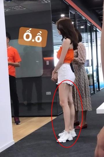 Facebook ai người đó đẹp, Ngọc Trinh tự post hình mà vẫn để lộ chân que củi, đầu gối củ lạc-3