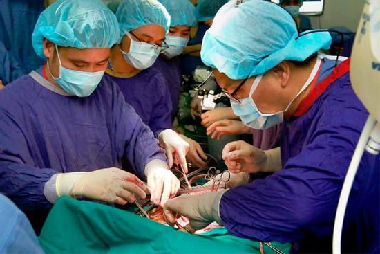 2 người Việt đăng ký hiến phổi cho phi công Anh mắc Covid-19