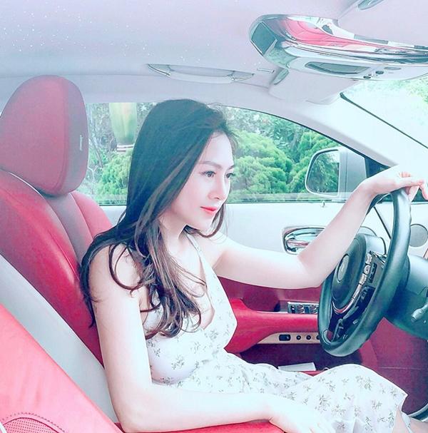 Yến Xôi (tên thật là Đinh Hải Yến) là một trong những hot girl tham gia vào nhiều phim hài miền Bắc. Biệt danh này xuất phát từ việc cô nàng nổi tiếng từ loạt sitcom Kem Xôi. Năm 2017, Yến Xôi gây bất ngờ khi lên xe hoa.