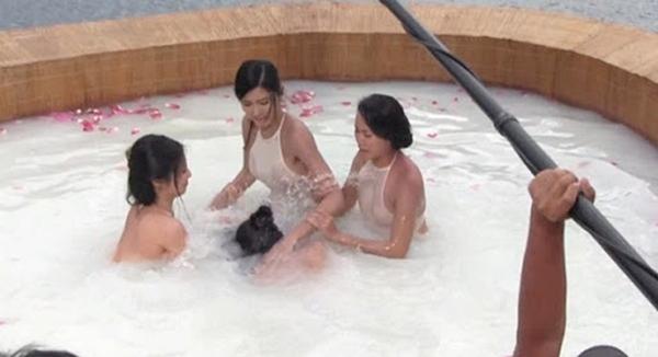 Nhiều người đã được một phen “ngứa con mắt bên phải, đỏ con mắt bên trái” vì màn tắm tiên này.