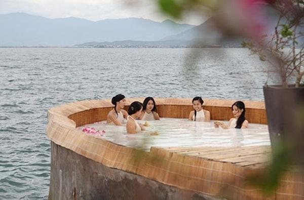 Chính vì độ hot của chi tiết này nên sau đó, cảnh hậu trường phim cũng được tiết lộ.