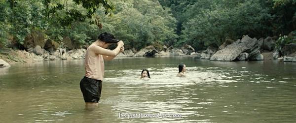 Trailer mở đầu bằng những cảnh nô giỡn, tắm suối rất vui vẻ của các cô gái trẻ. Thiên nhiên núi rừng được khắc họa rõ nét song yếu tố liêu trai, huyền bí gây nên nhiều tò mò.