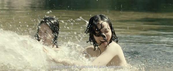 Cảnh tắm tiên của hội chị em 3 cô gái ở trong rừng sâu tưởng như chỉ có tiếng cười đùa nhưng không ngờ lại ẩn chứa một nỗi sợ hãi.