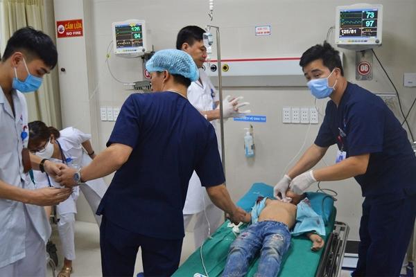 Đang đi xe đạp, bé trai 8 tuổi bị tôn trên xe chở hàng cắt vào cổ-1