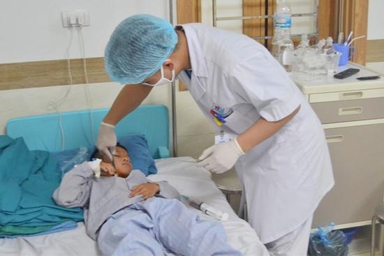 Đang đi xe đạp, bé trai 8 tuổi bị tôn trên xe chở hàng cắt vào cổ