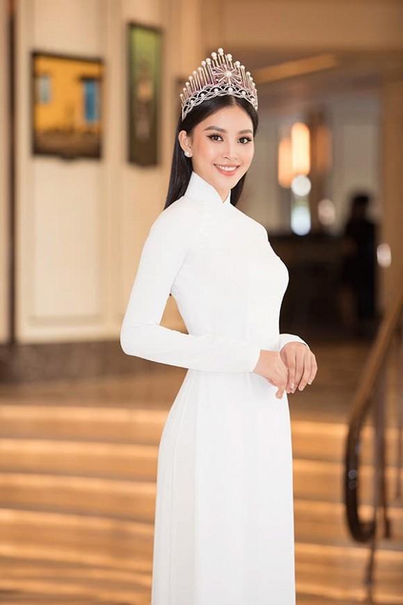 Hoa hậu Tiểu Vy để lộ khuyết điểm ứng xử khi phát biểu ấp úng, thiếu tinh tế sau 2 năm đăng quang-1