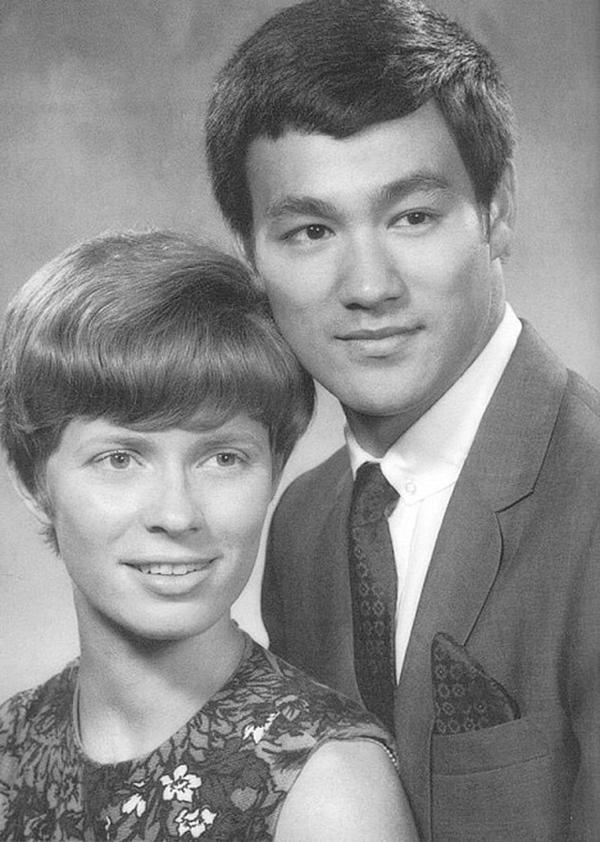 Chuyện tình "thầy trò" của Linda Cadwell và Lý Tiểu Long bắt đầu khi bà vô tình đăng ký vào lớp dạy võ của ông thời đại học. Vẻ ngoài bảnh bao, điển trai của ngôi sao họ Lý nhanh chóng thu hút bà.  Tháng 8/1964, hai người quyết định đăng ký kết hôn bí mật, bởi lẽ thời điểm đó, gia đình Linda kịch liệt phản đối bà có mối quan hệ với người châu Á.