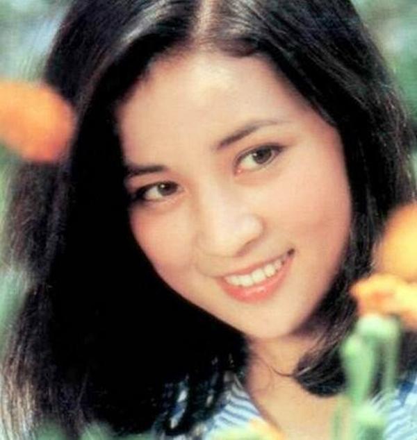 Lâm Phụng Kiều - xuất thân là "Quỳnh nữ lang" (nữ diễn viên hay đóng phim chuyển thể từ tiểu thuyết của Quỳnh Dao). Cùng với Lâm Thanh Hà, Tần Tường Lâm, Tần Hán, 4 người được mệnh danh "Nhị Tần Nhị Lâm" của điện ảnh Hoa Ngữ cuối thế kỷ trước.