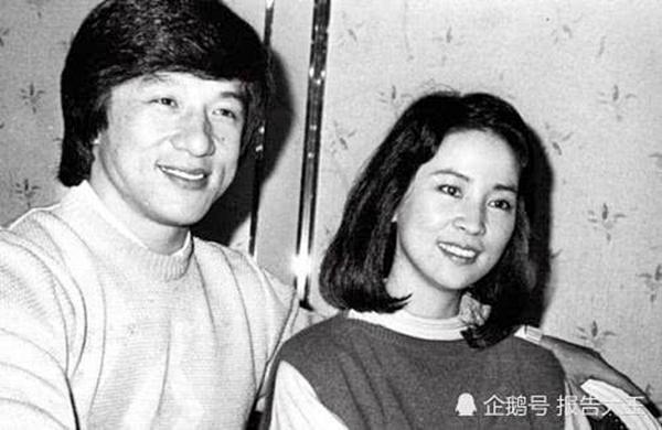 Khi Phụng Kiều gặp Thành Long trong một bữa tiệc năm 1981 bà đã lập tức xiêu lòng trước chàng diễn viên trẻ đầy nhiệt huyết và quyết định gửi gắm cuộc đời mình bất chấp những lời đồn không hay về tính trăng hoa khó bỏ của Thành Long.