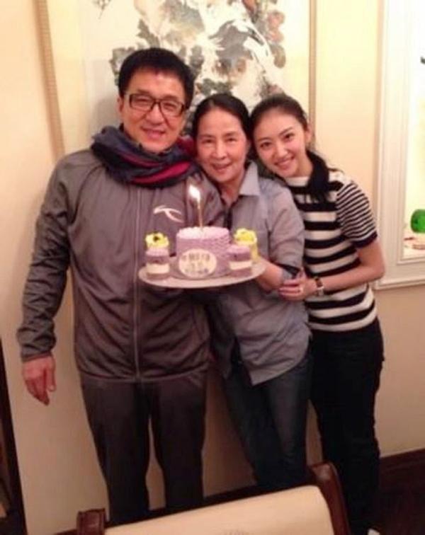 Thành Long từng nói ông có thể phụ cả thiên hạ nhưng sẽ không phụ Lâm Phụng Kiều. Trong cuốn tự truyện của mình, Thành Long đã kể lại nhiều điều có lỗi ông làm với vợ trước kia và tự gọi mình là "kẻ khốn". Nhiều người cho rằng dù có hối lỗi thì Thành Long cũng không thể nào bù đắp được cho những gì Lâm Phụng Kiều đã hy sinh cho nam diễn viên.