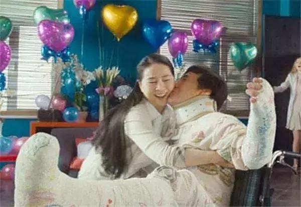 Từ sau khi kết hôn với Thành Long, Lâm Phụng Kiều hoàn toàn rút lui khỏi giới giải trí, và cũng rất hiếm khi xuất hiện cạnh Thành Long trước công chúng. Thậm chí Thành Long đã từng tốn rất nhiều công sức thuyết phục vợ diễn vai khách mời trong "12 con giáp".