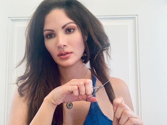 Á hậu 1 Hoa hậu Hoàn vũ 2005 - Cynthia Olavarría (Puerto Rico) gây bất ngờ khi liều lĩnh tự cầm kéo cắt tóc.