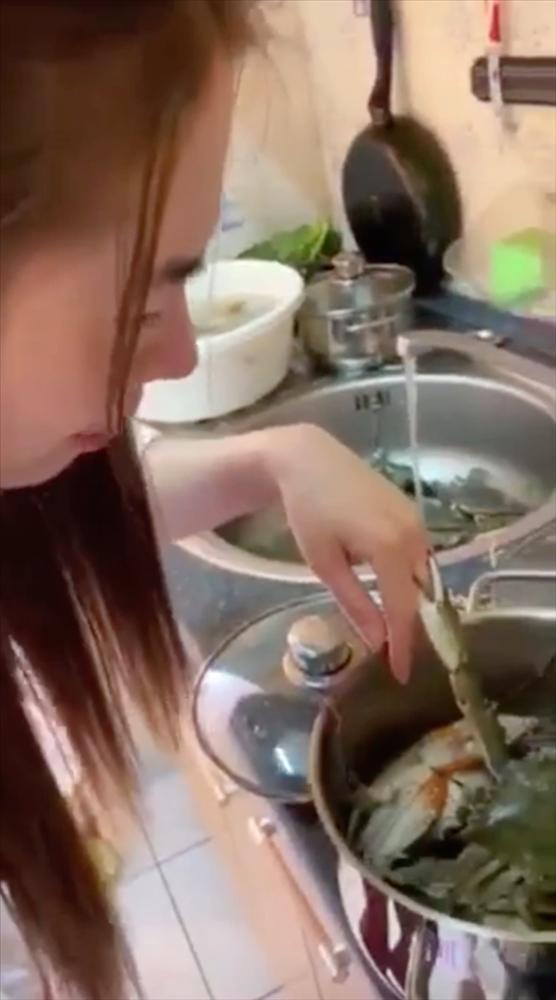 Vào bếp trổ tài nhưng lại bị cua cắp cho khóc không thành tiếng, dân mạng xem xong vừa thương vừa buồn cười-1