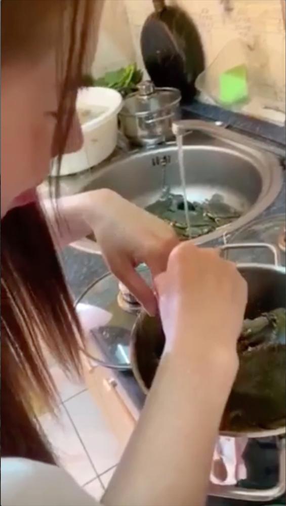 Vào bếp trổ tài nhưng lại bị cua cắp cho khóc không thành tiếng, dân mạng xem xong vừa thương vừa buồn cười-2