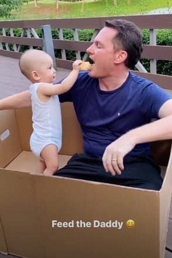 Chồng cũ Hồng Nhung vui vẻ chơi đùa cùng con trai khi ở nhà tránh dịch-1