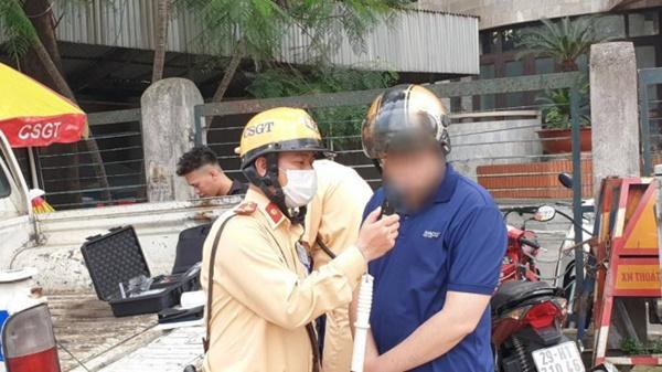 Thanh niên uống rượu từ tối qua đến chiều nay vẫn vi phạm nồng độ cồn-2