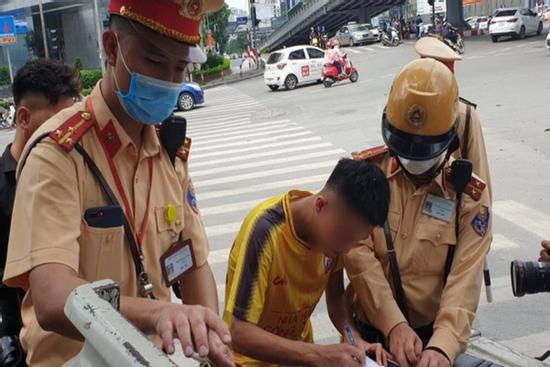 Thanh niên uống rượu từ tối qua đến chiều nay vẫn vi phạm nồng độ cồn