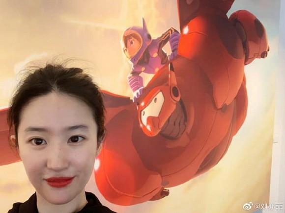 Mất điểm vì nụ cười kém duyên nhưng bù lại Lưu Diệc Phi lên đồ miễn chê với phụ kiện có giá hàng trăm triệu đồng-3