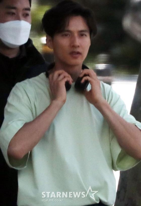 Ảnh chụp lén Won Bin (42 tuổi) trên phố khiến Knet điên đảo: Lee Na Young mất chồng như chơi!-2