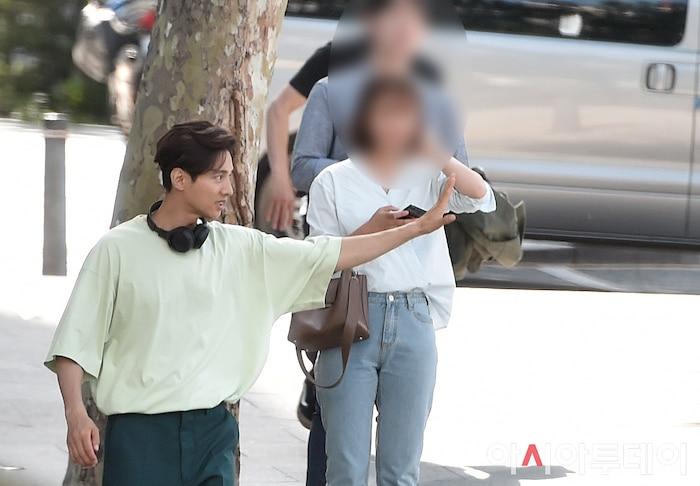 Ảnh chụp lén Won Bin (42 tuổi) trên phố khiến Knet điên đảo: Lee Na Young mất chồng như chơi!-7