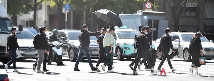 Ảnh chụp lén Won Bin (42 tuổi) trên phố khiến Knet điên đảo: Lee Na Young mất chồng như chơi!-11