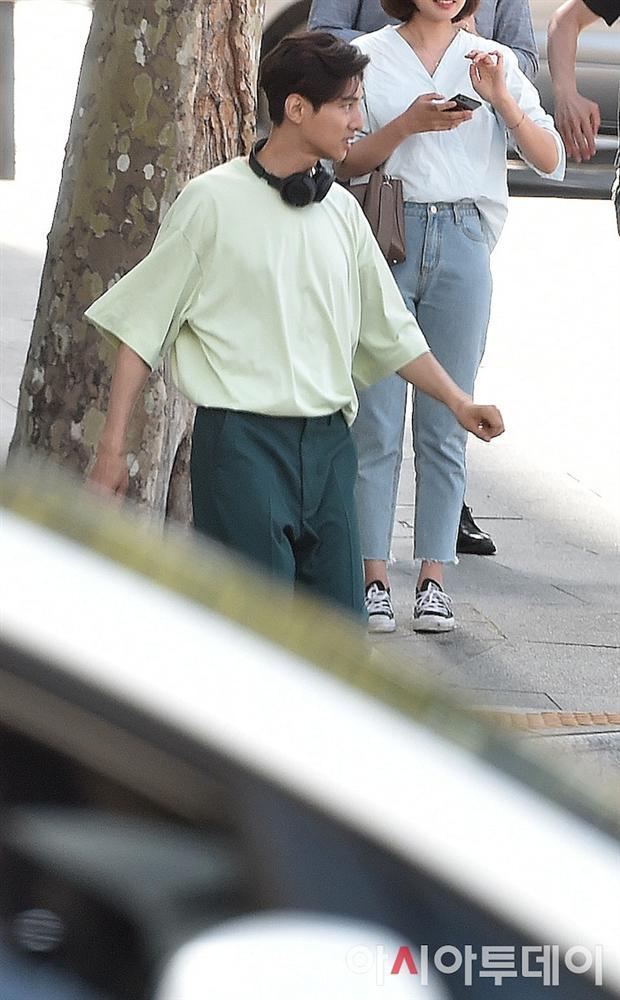 Ảnh chụp lén Won Bin (42 tuổi) trên phố khiến Knet điên đảo: Lee Na Young mất chồng như chơi!-12
