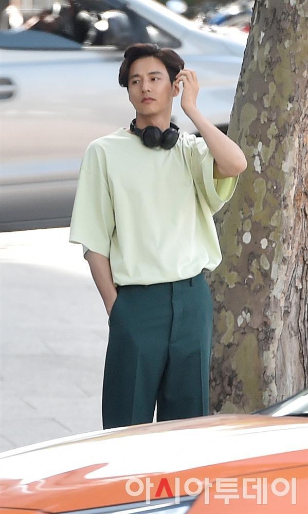 Ảnh chụp lén Won Bin (42 tuổi) trên phố khiến Knet điên đảo: Lee Na Young mất chồng như chơi!-13