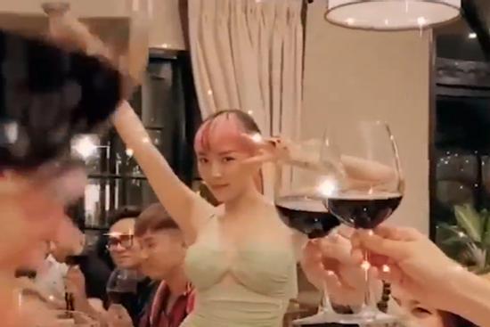 Tóc Tiên tổ chức tiệc sinh nhật bên bạn bè