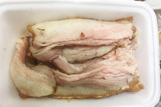 Bỏ 700k đặt bánh tráng cuốn thịt heo cho cả văn phòng ăn trưa, cô gái tức giận khi mở ra thấy hộp thịt mỡ sống nguyên, trắng ởn