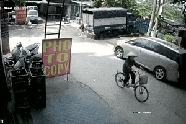 Clip: Ô tô mất lái lao về phía trước, người đàn ông nhào lộn như diễn viên xiếc