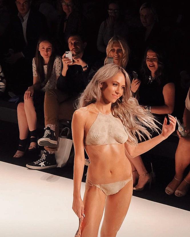 ‘Chân dài’ 9x tung ảnh catwalk với bikini làm bằng... cát-3