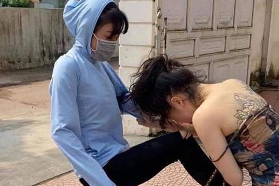 'Tuesday' xăm trổ hổ báo cũng thua đau trước pha tung cước đánh ghen của vợ nhân tình