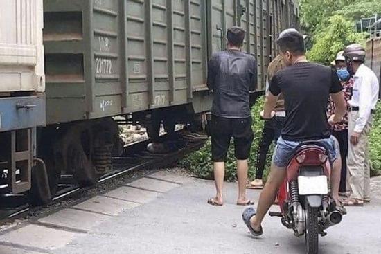 Bỏ lại xe đạp điện, người phụ nữ bất ngờ lao vào tàu hoả tự tử ở Hà Nội