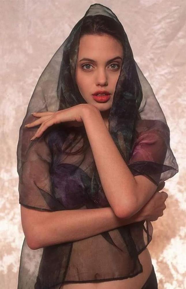 A series of photos proving that Angelina Jolie is a beauty since childhood-3