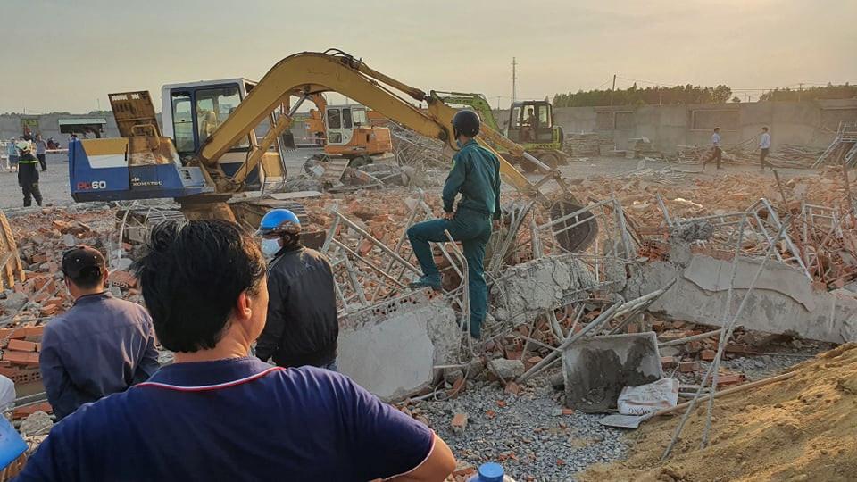 Nóng: Sập tường công trình xây dựng dài hàng trăm mét ở Đồng Nai, ít nhất 10 người chết, nhiều người bị vùi lấp-8