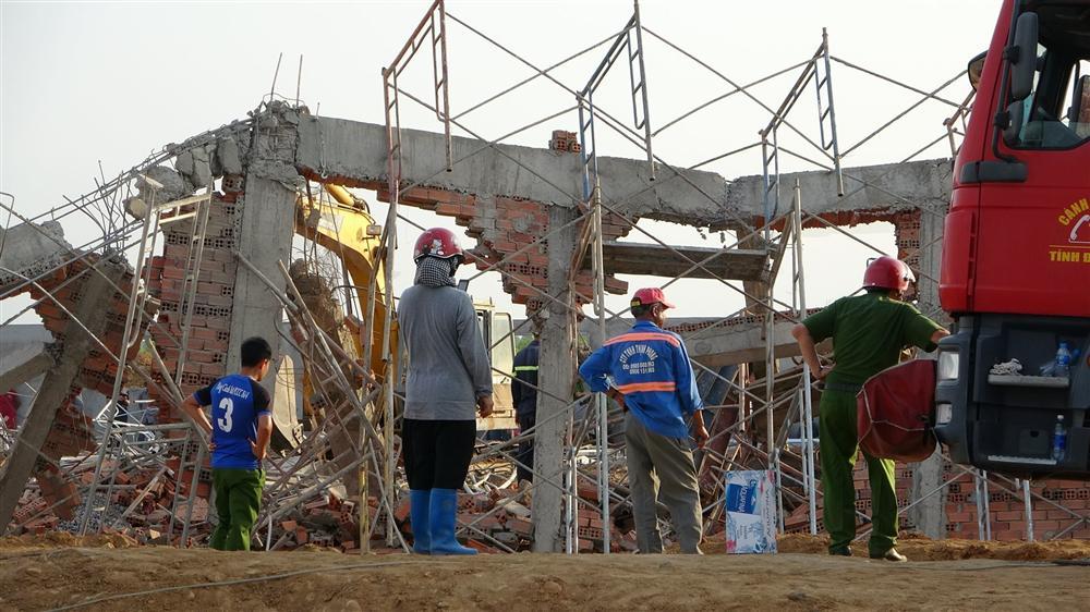 Hiện trường 100m tường công trình đổ sập vùi 10 người chết-12