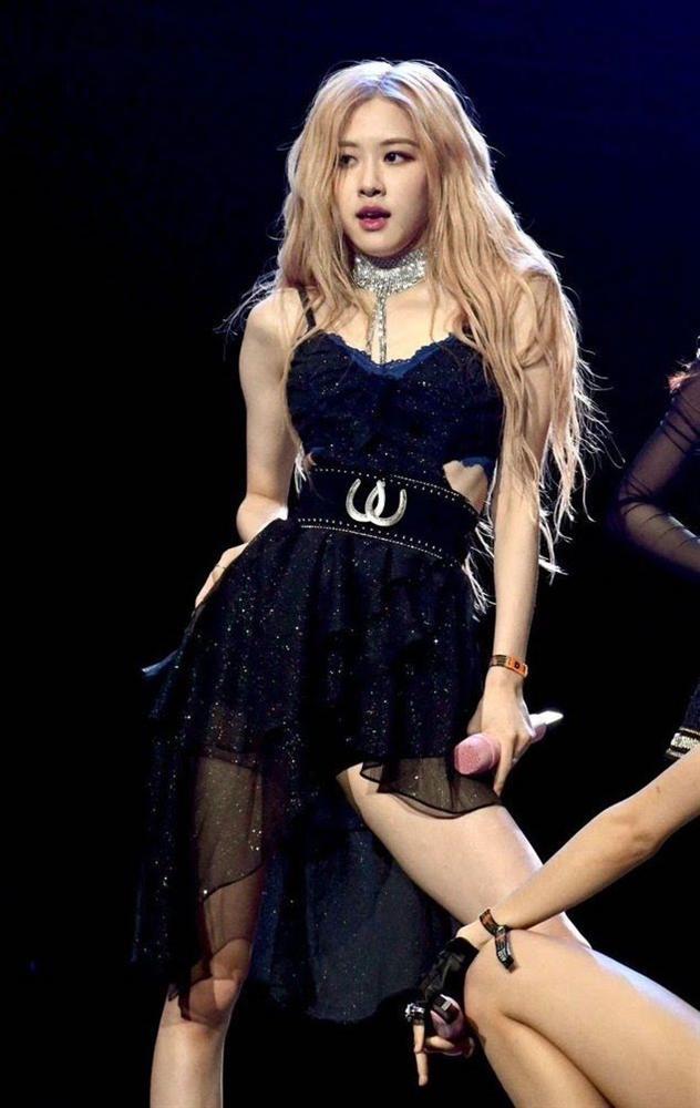 Rosé trông như nữ hoàng lộng lẫy khi diện váy áo đen bó sát-2