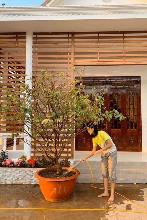 HHen Niê sửa nhà cho bố mẹ-2