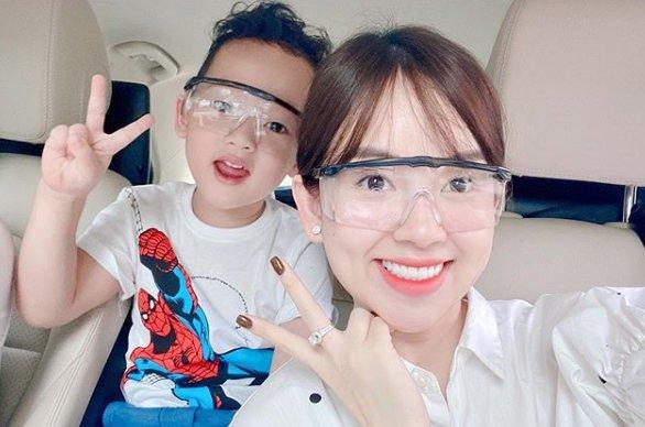 Mới 4 tuổi, con trai Ly Kute đã có hành động gây chú ý khi đi lễ phật-5