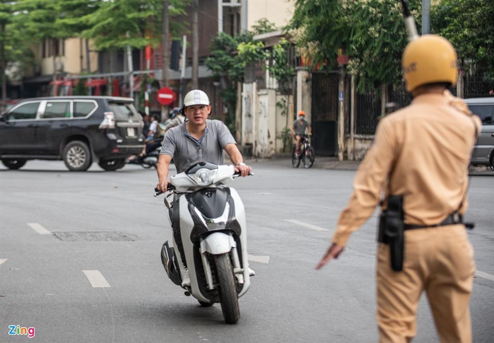 Quay xe bỏ chạy, tăng ga thông chốt khi gặp CSGT-1