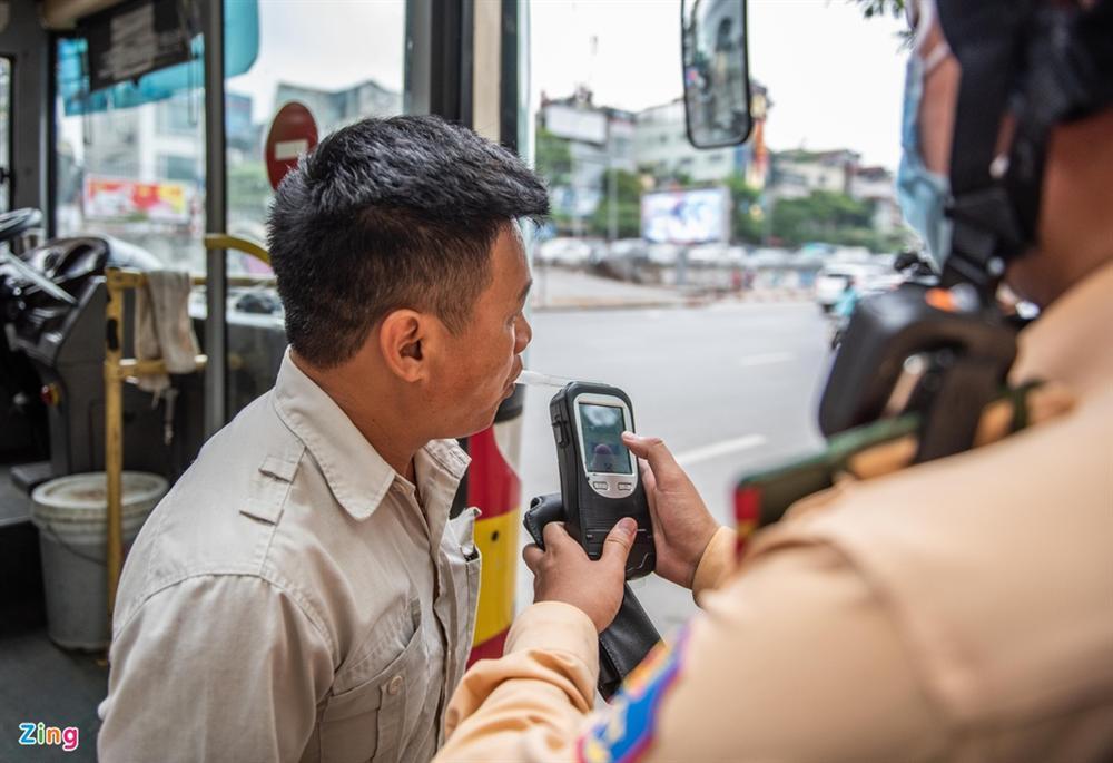 Quay xe bỏ chạy, tăng ga thông chốt khi gặp CSGT-3