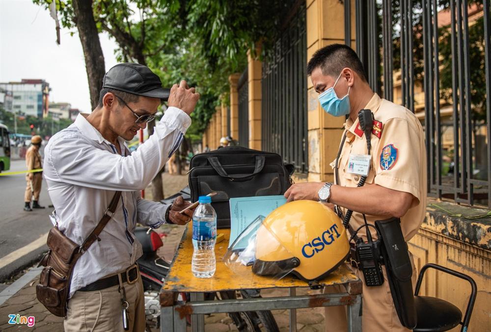 Quay xe bỏ chạy, tăng ga thông chốt khi gặp CSGT-9