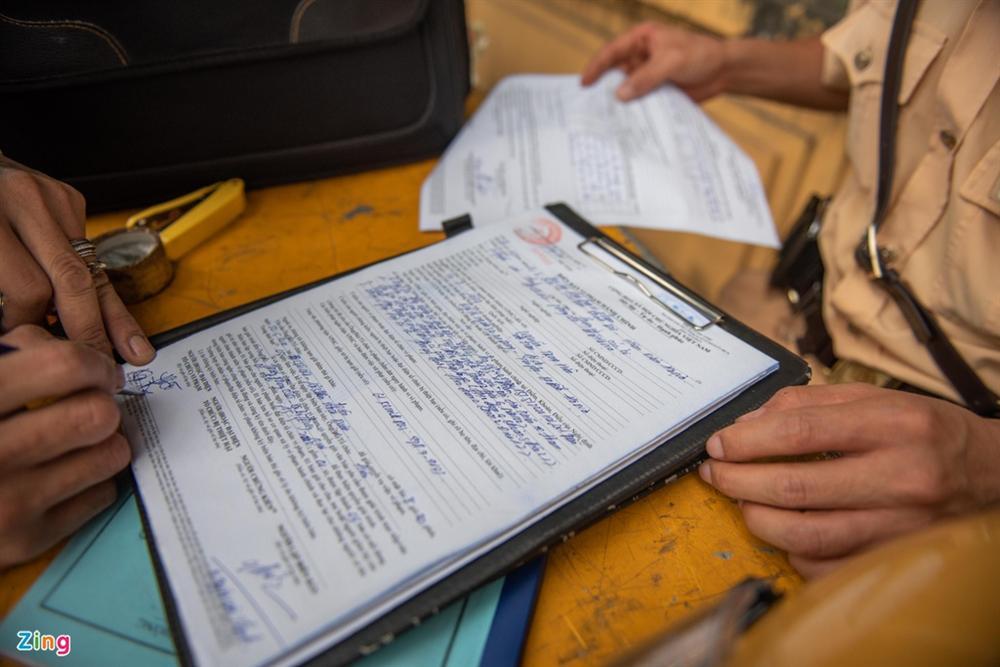 Quay xe bỏ chạy, tăng ga thông chốt khi gặp CSGT-10