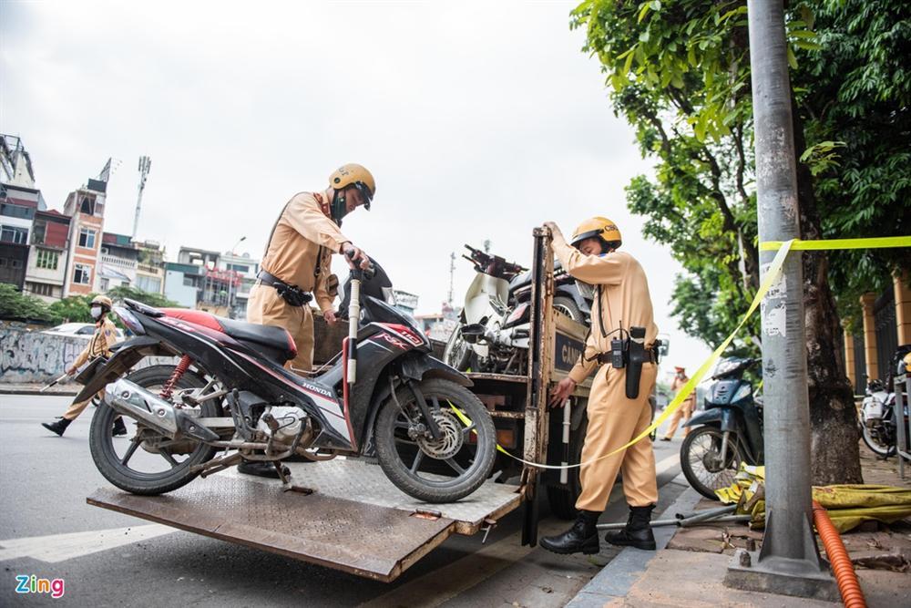 Quay xe bỏ chạy, tăng ga thông chốt khi gặp CSGT-12