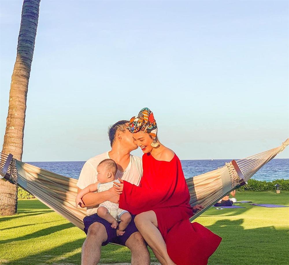 ẢNH ĐẸP NHẤT NGÀY: Chồng Lan Khuê hạnh phúc hôn vợ ôm con-1