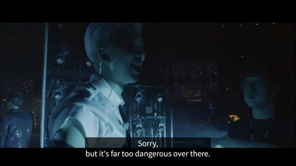 Chuyện bây giờ mới kể: BTS gặp sự cố sân khấu, nhân viên phải cùng nhau chống sàn vì sợ sập-4