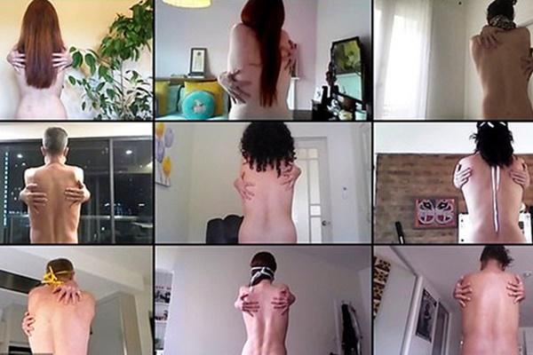 Clip: Người đàn ông vô tư tắm tiên, thoải mái vầy nước ở ngay giữa trung tâm TP Hạ Long gây phản cảm-2